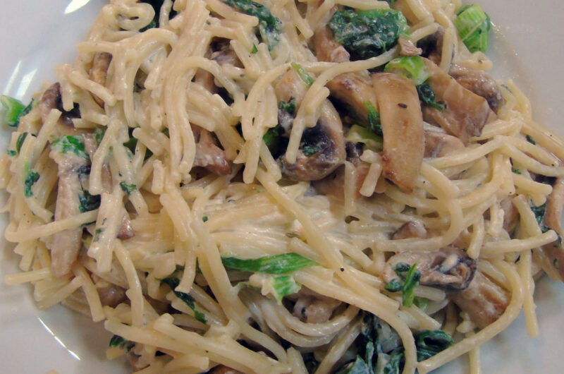 Mushroom spaghetti with spinach and crème fraîche