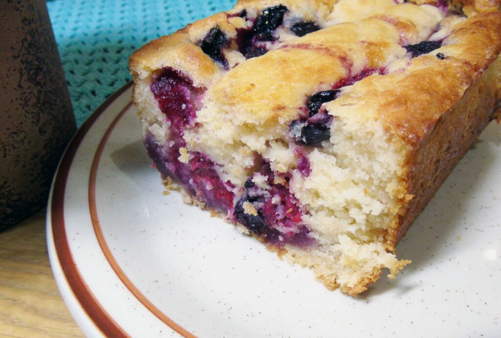 Kefir cake with frozen berries