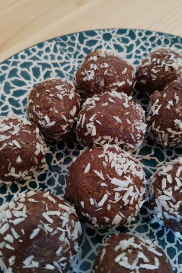 10 energy balls on a plate