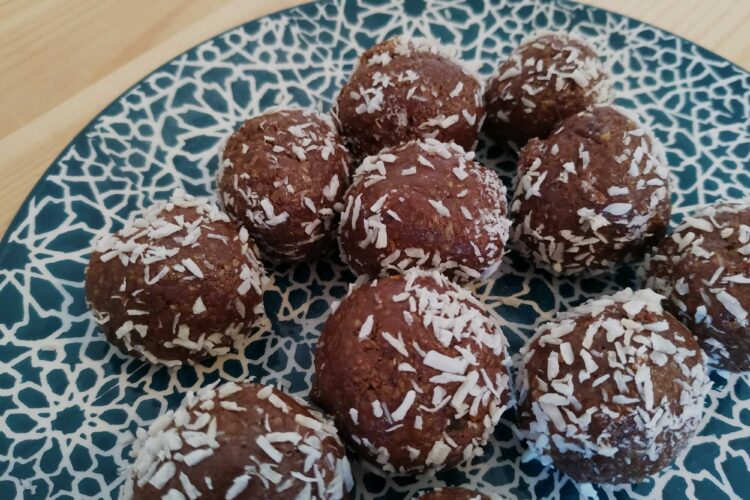 10 energy balls on a plate